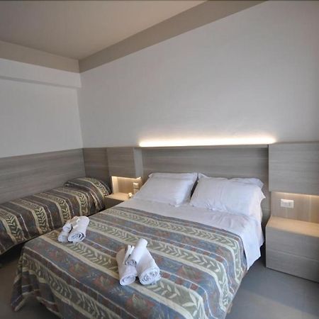 Hotel Alhambra Римини Екстериор снимка