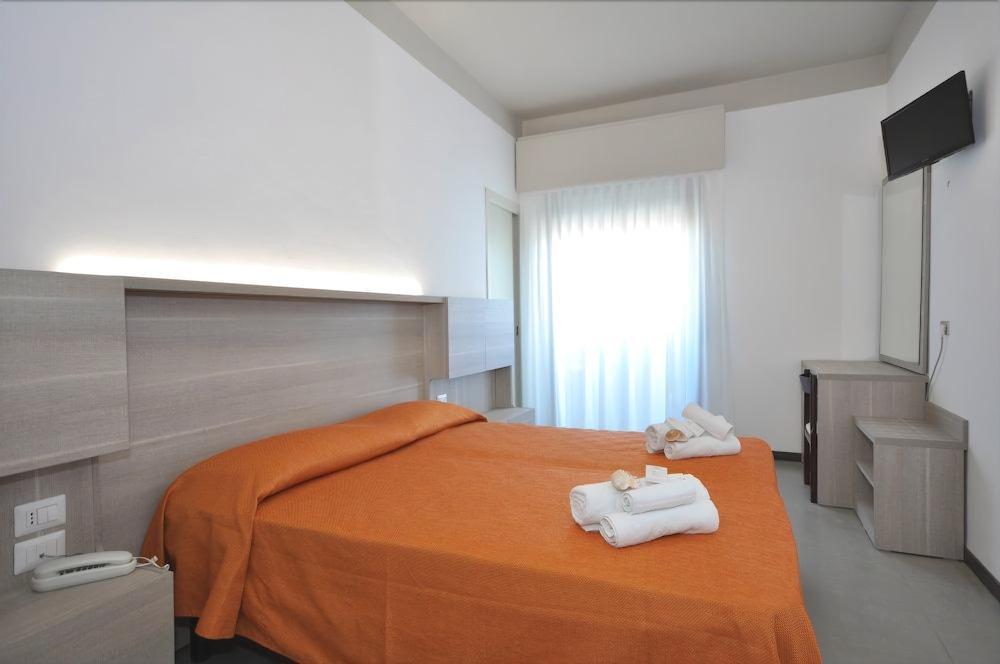 Hotel Alhambra Римини Екстериор снимка