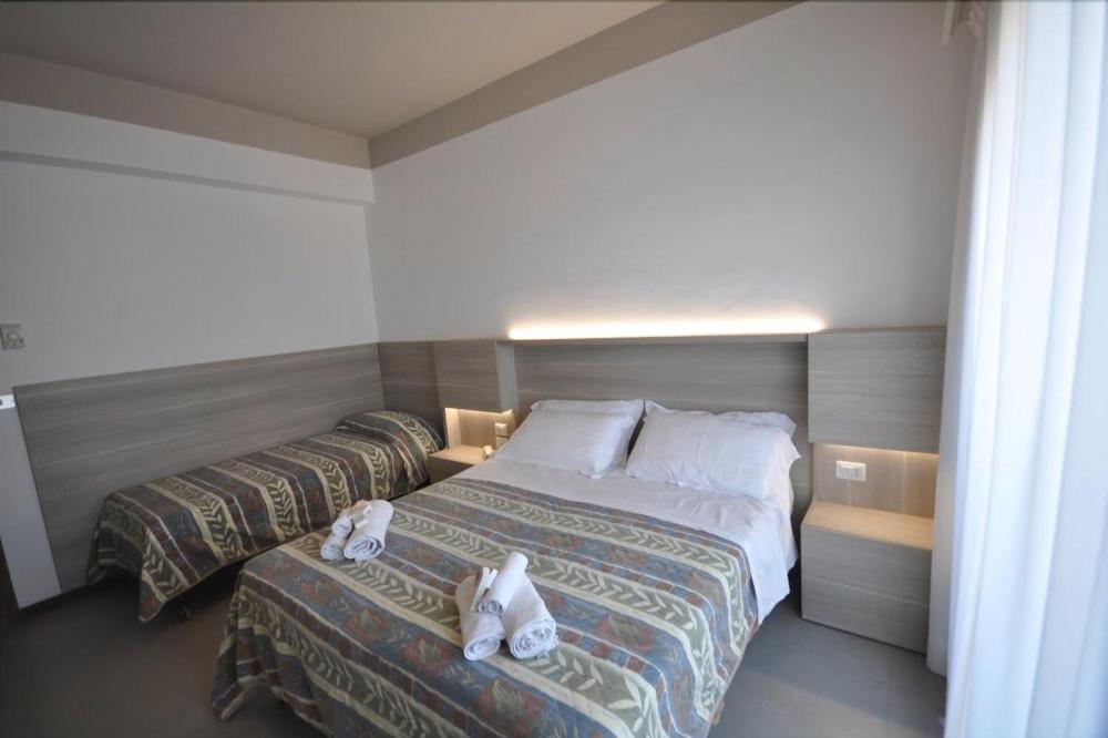 Hotel Alhambra Римини Екстериор снимка